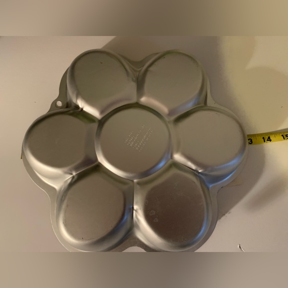 Wilton Dancing Daisy cake pan - Picture 6 of 6